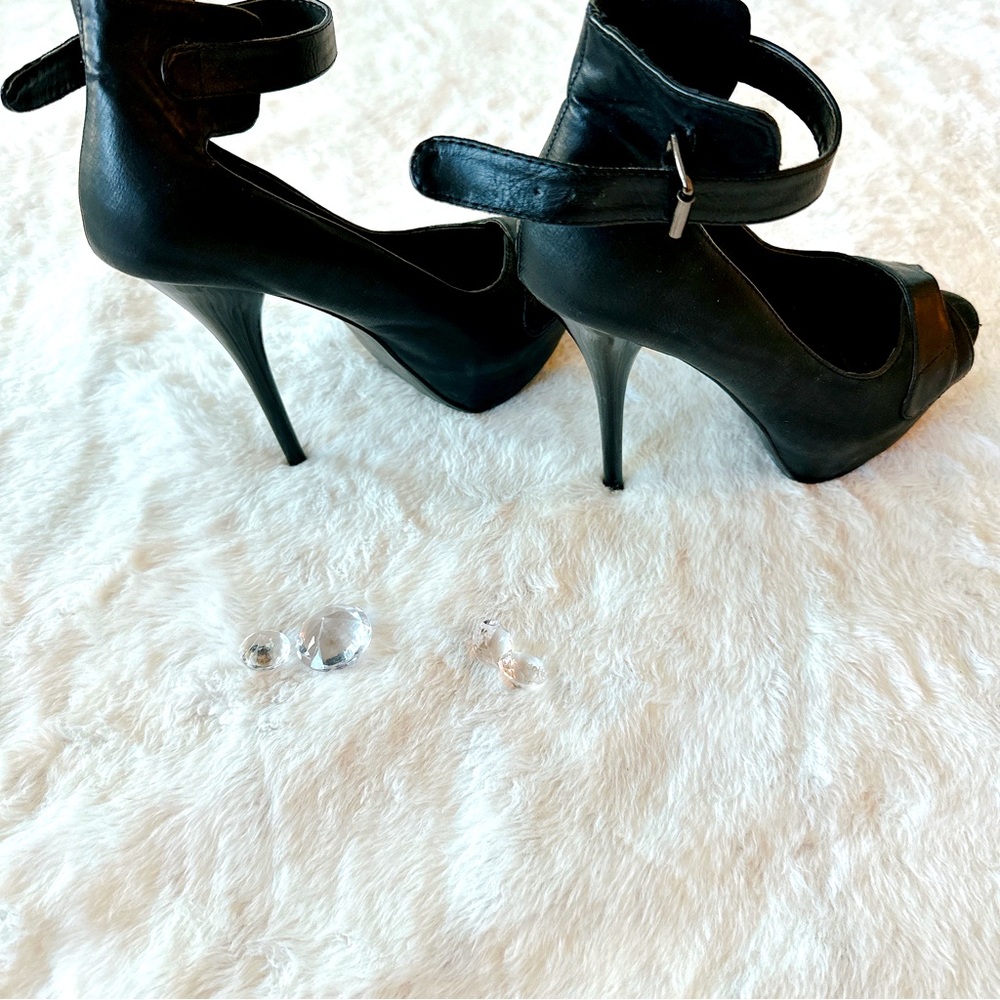 ILIANA BLACK PEEL TOE HEELS Size 8.5